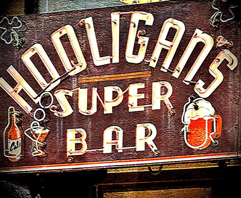Illustration de HOOLIGANS SUPER BAR 